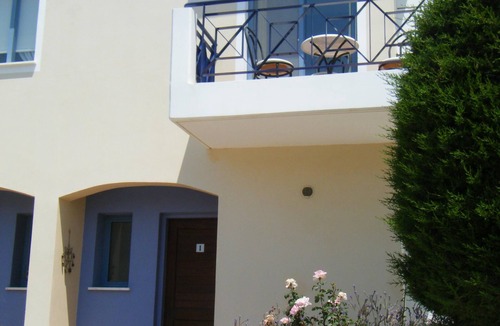 Universal Villa | Breakfast on the terrace next to the gorgeous pool, walkable to sandy beaches