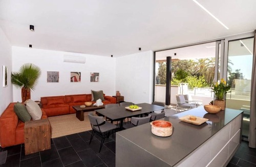 Historical Center Apartment | Bridge House 201-3BR Modern Apt with parking