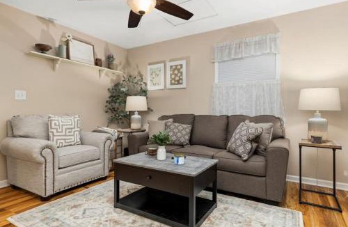 Peoria Heights House | Bumble Bee Cottage - Quiet comfort for 2