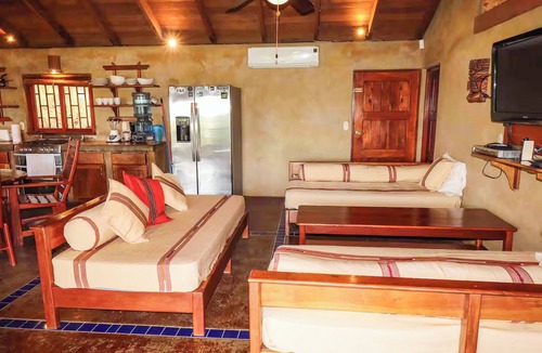 Paradise Bay House | Casa Sueños: Stunning Bay-view Retreat Infinity Pool Walk to Town Sleeps 9