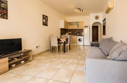 Paphos Apartment | Centrally located well established apartment with free Wi-Fi and swimming pool.