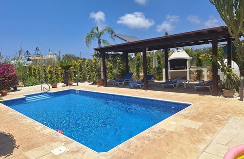 Sea Caves Apartment | Charming 2-bedroom apartment with WiFi and AC in prestigious Seacaves, Peyia