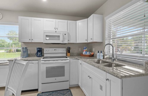 Sanibel Cottage | Charming Ground-Level Retreat at Sanibel Shore-Walk to the Beach