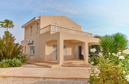 Pegeia Villa | Coral Bay 4 Bed Villa - 5 Minutes Walk to Blue Flag Sandy Beaches - Heated Pool