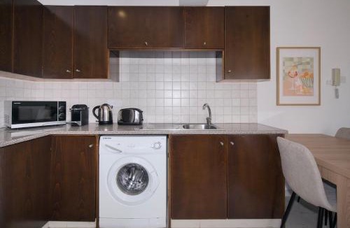 Ayios Dhometios Apartment | Cosy Charming Balcony Suite