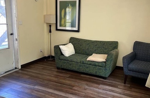 White Haven Hotel | Country Place Inn And Suites