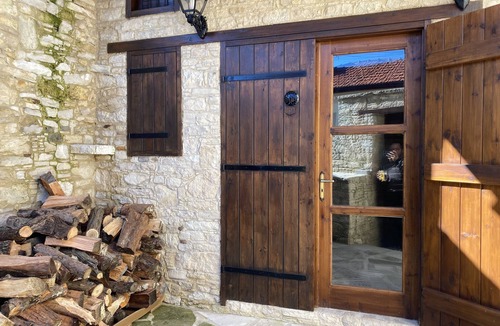 Omodos House | Cozy Brown House