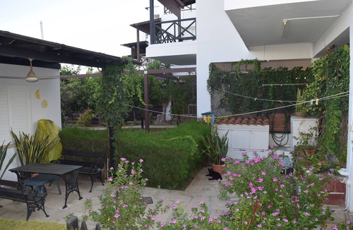 Larnaca House | Cozy holiday beach house 30 steps away from the beach