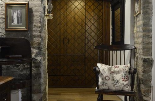 Alona House | Crambero Suites