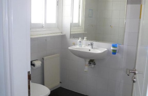 Nicosia House | Double room with ensuite bathroom at Datacom building