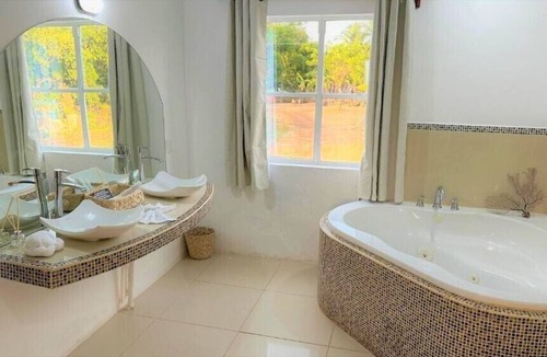 Corn Island Hotel | Emerald Luxe Suites