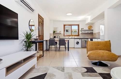 Universal Apartment | Erato Gardens Modern Apartment By VICHY Holidays