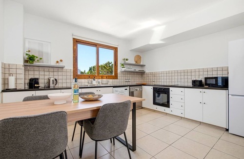 Universal Apartment | Erato Gardens Modern Apartment By VICHY Holidays