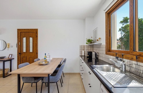 Universal Apartment | Erato Gardens Modern Apartment By VICHY Holidays