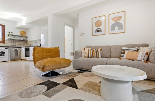 Universal Apartment | Erato Gardens Modern Apartment By VICHY Holidays