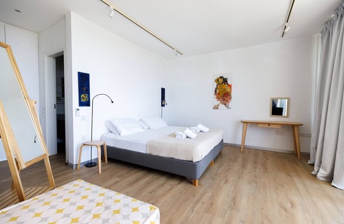 Pentakomo Apartment | Eutopia | Superior Studio, Art by PraXis Apartments