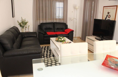 Larnaca House | FEEL AT HOME.AWAY FROM HOME