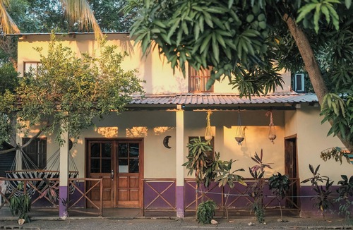 Aserradores House | Gorgeous Lofted 1 Bedroom Home-Hot Water/Parking