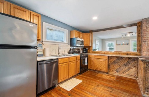 Sea Breeze House | Great Value - 2 BDRM Sleeps 4 - Onsite parking!