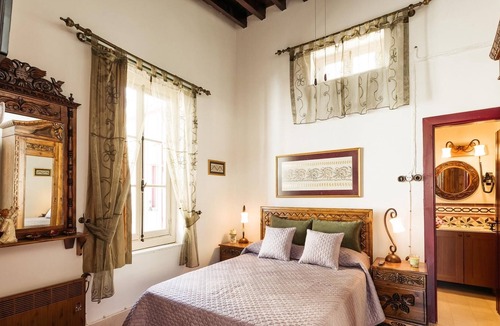 Yenisehir Bed & Breakfast | GUL HANIM HOUSE BOUTIQUE HOTEL RED ROSE ROOM in the walled city Nicosia