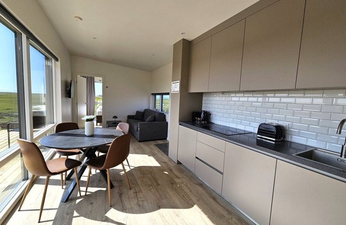 Borgarnes House | Hítarneskot – Private Hot Tub Cottage in Snæfellsnes
