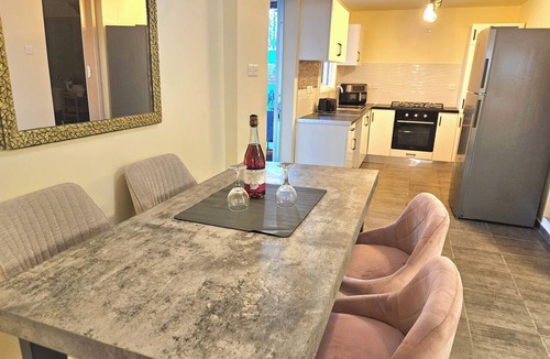 Larnaca Apartment | Heated Jacuzzi & Luxury Garden Retreat Larnaca