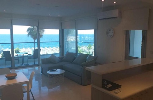 Larnaca City Centre Apartment | Horizon Luxury Suite at Finikoudes Beach 302