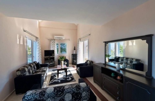 Kyrenia Villa | House with Shared Pool and Terrace 9 min to Beach