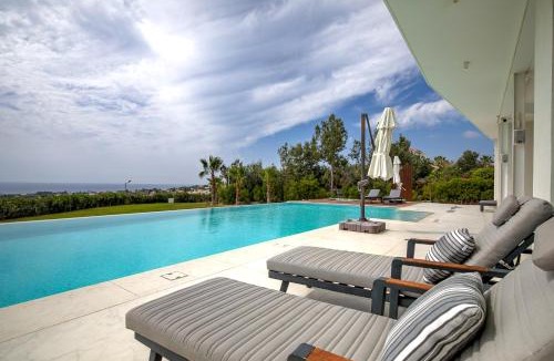 Peyia Town Bed & Breakfast | J&C Villa Resort Seacave