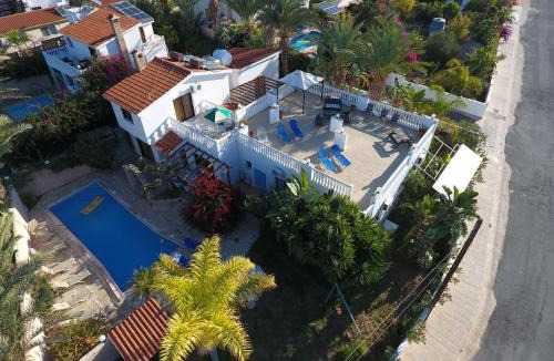 Pegeia Villa | Lovely 7 bedroom villa