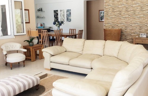 Karavas House | Lovely, Modern 3 Bedroom Bungalow with Stunning Mountain Views