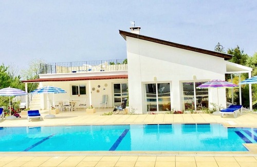 Karavas House | Lovely, Modern 3 Bedroom Bungalow with Stunning Mountain Views