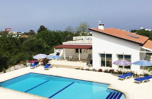 Karavas House | Lovely, Modern 3 Bedroom Bungalow with Stunning Mountain Views
