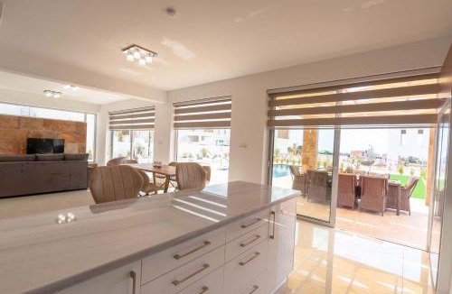 Peyia Town House | Luxuriöse Villa Mit 4 Schlafzimmern, Pool Und Whirlpool