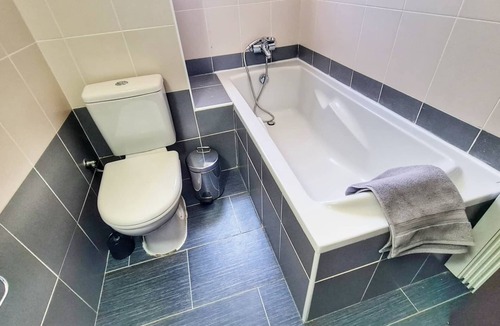 Ayios Dhometios Apartment | Luxury 2-bed apartment minutes to downtown