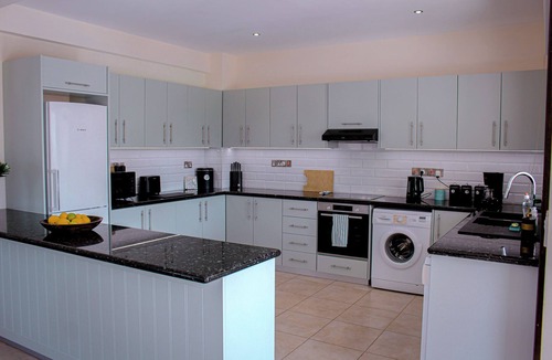 Kouklia Villa | Luxury 3 bedroom villa, private heated pool, beautiful gardens, Winter lets