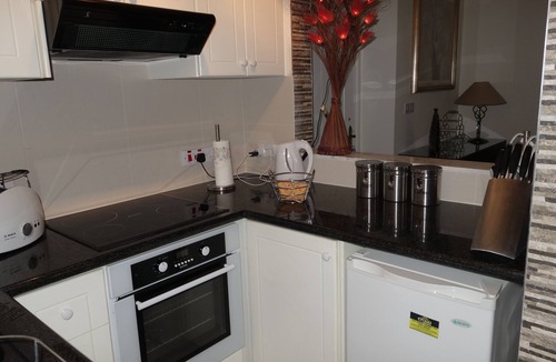 Peyia Town Apartment | Luxury Aptmt, Seaview Sunset, Large Pool, free Wi-Fi, UK-TV