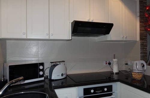 Peyia Town Apartment | Luxury Aptmt, Seaview Sunset, Large Pool, free Wi-Fi, UK-TV
