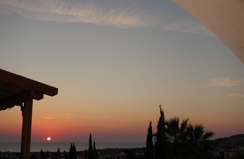 Peyia Town Apartment | Luxury Aptmt, Seaview Sunset, Large Pool, free Wi-Fi, UK-TV