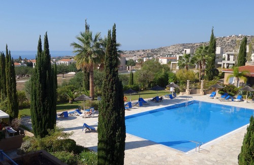 Peyia Town Apartment | Luxury Aptmt, Seaview Sunset, Large Pool, free Wi-Fi, UK-TV