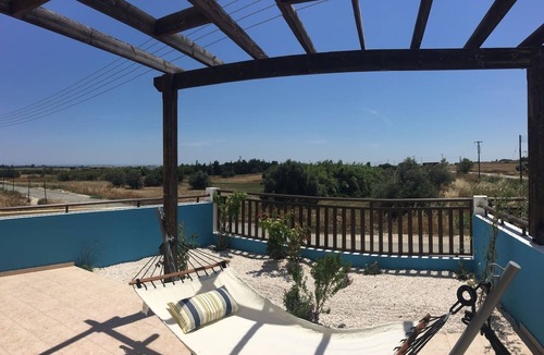 Tersefanou Apartment | Luxury oasis with garden near beach and airport