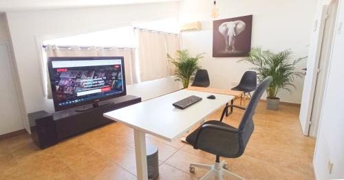 Skala House | Luxury private rooms -SEA VIEW, NETFLIX, GYM- 5 Min from beach! - private room in shared apartment