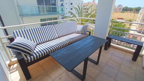 Skala House | Luxury private rooms -SEA VIEW, NETFLIX, GYM- 5 Min from beach! - private room in shared apartment