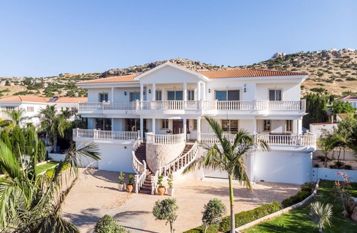 Peyia Town Villa | Luxury Villa 5 Star 7 Bdrm Private Villa: HotTub, SeaViews, Pool, Gardens