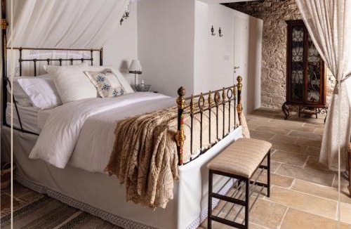Mesana House | Melissothea Stone Suites