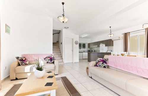 Pegeia Villa | Modern 3 bed villa + private pool Fantastic location, 4 minutes’ walk to Beach.
