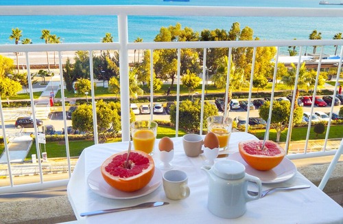 Historical Center Apartment | Modern 3 Bedroom Apartment Overlooking the Sea, 6 Guests, Free WIFI, Sat TV