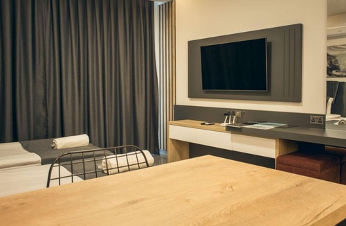 Trikomo Apartment | Modern Studio Flat with Pool Near Beach, Iskele