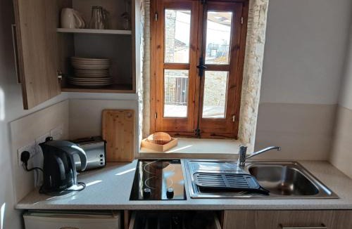 Skarinou Apartment | Mountain View Oasis