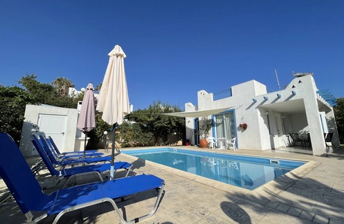 Chlorakas House | Near the Sea! Family Friendly, Mediterranean style Bungalow, Special Offer!